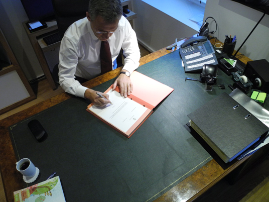 Jens Stoltenberg signerer avskjedssøknaden.