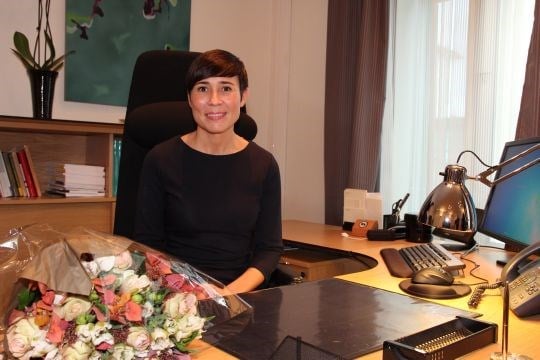 Ny forsvarsminister - Ine Marie Eriksen Søreide - tester ut statsrådsstolen for første gang i Myntgata 1.