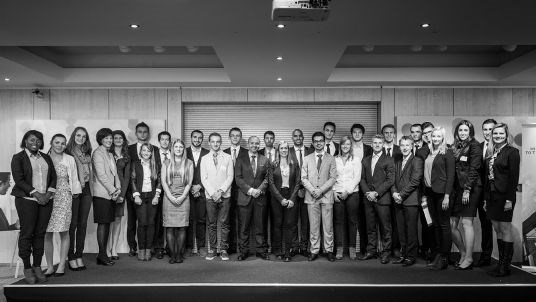 Ambassadør til Belgia Niels Engelschiøn sammen med studentene. Foto: Junior Achievement Young Enterprise Europe (JA-YE)