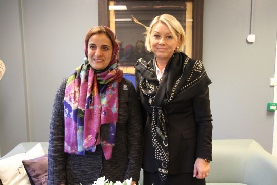 Utviklingsminister Sheikha Lubna fra Forente Arabiske Emirater (FAE) og næringsminister Monica Mæland (H).
