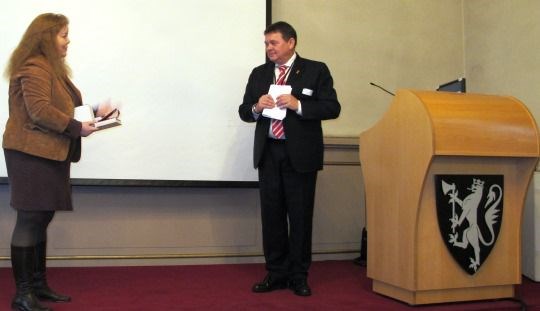 Generalsekretær i Folk og Forsvar Monica Mattsson Kämpe takket statssekretær Øystein Bø for å ha holdt åpningsinnlegget på Kvinnekonferansen 2013