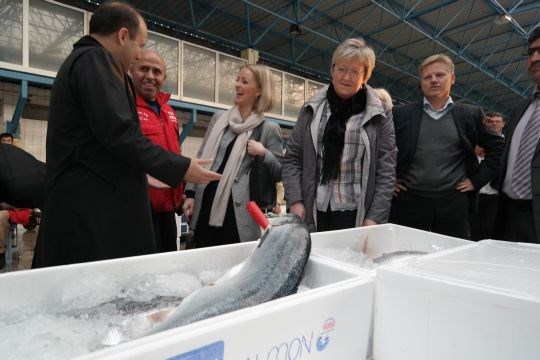 Fiskeriminister Elisabeth Aspaker besøkte Istanbuls største fiskemarked, der det blant annet omsettes norsk laks.