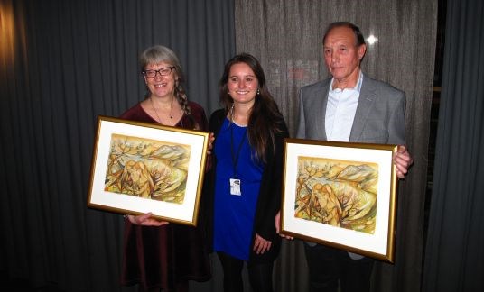 Statssekretær Hanne Maren Blåfjelldal (i midten) delte i dag ut årets PLANTEARVEN-pris til konservator Mari Marstein og planteforedler Arild Larsen