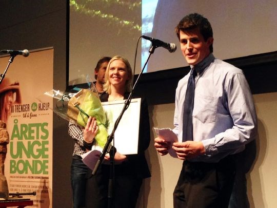 Kameraten Erik Kvam mottok prisen fra landbruks- og matminister Sylvi Listhaug på vegne av Årets unge bonde Terje Vu.