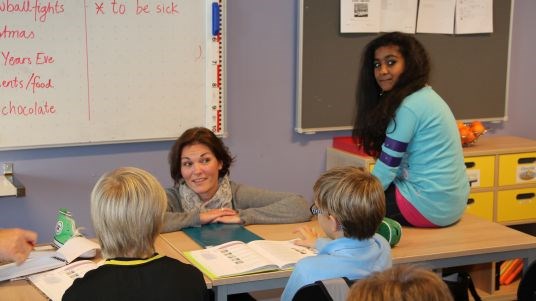 Stassekretær Birgitte Jordahl sammen med elever på 5. trinn på Kjeller skole