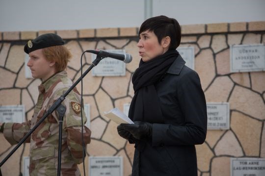 Forsvarsminister Ine Eriksen Søreide holder minnestale i Masar e-Sharif under en minnestund for norske soldater som har falt i Afghanistan