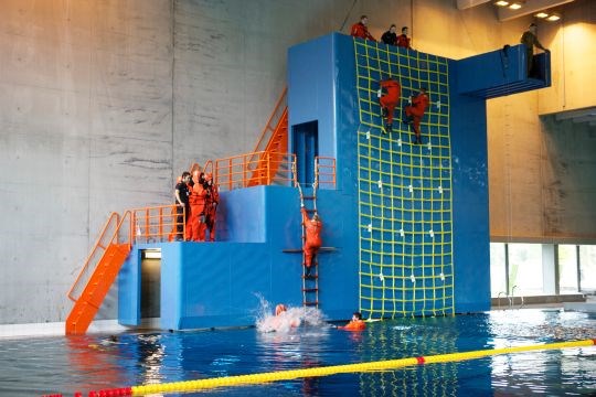 Treningsanlegget har treningsaler, klatrevegg og svømmehall med to svømmebassenger av stål - for å tåle røff bruk. 