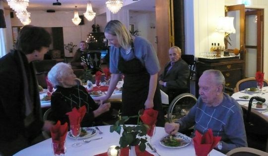 Landbruks- og matminister Sylvi Listhaug serverer mat til eldre på Fagerborghjemmet. 