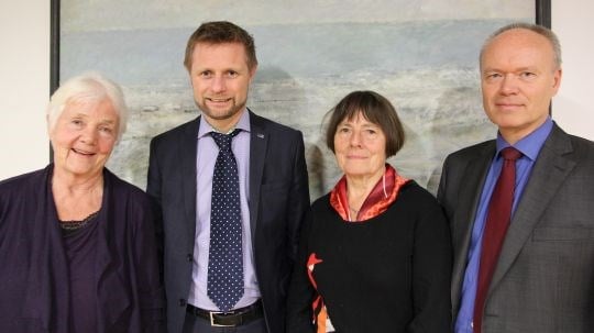 Helse- og omsorgsminister Bent Høie sammen med statssekretær Astrid Nøklebye Heiberg, Wenche Frogn Sellæg (leder) og Erik Råd Herlofsen (nestleder).