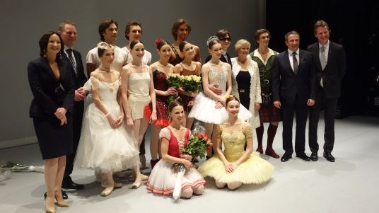 Kulturminister Thorhild Widvey sammen med Bolsjoj-balletten.