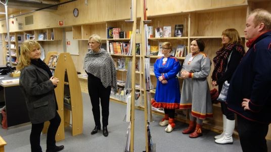 Kulturminister Thorhild Widvey besøker Senter for nordlige folk februar 2014.