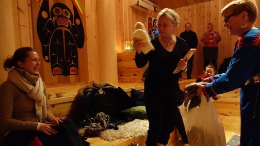Kulturminister Thorhild Widvey besøker Senter for nordlige folk februar 2014.