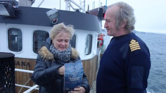 Kulturministeren fikk smake tørrfisksnack av skipper Tormod Brox Schjoll-Erichsen på båten ”Vulkana” i februar 2014.
