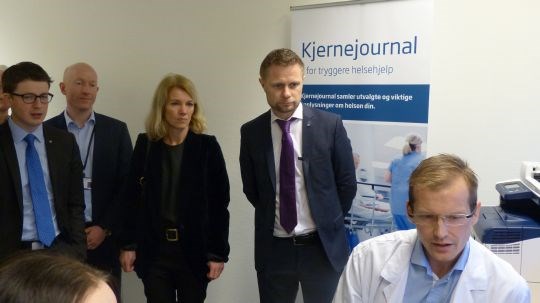 Helse- og omsorgsminister Bent Høie sammen med ordførerne i Sola og Stavanger fikk i dag demonstrert hvordan kjernejournal fungerer på Stavanger legevakt.