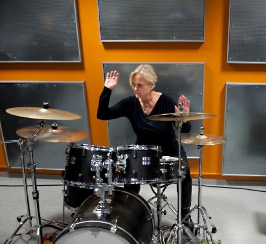 Kulturminister Thorhild Widvey spiller trommer i Notodden Bok- og blueshus, her i et av øvingsrommene på kulturskolen.