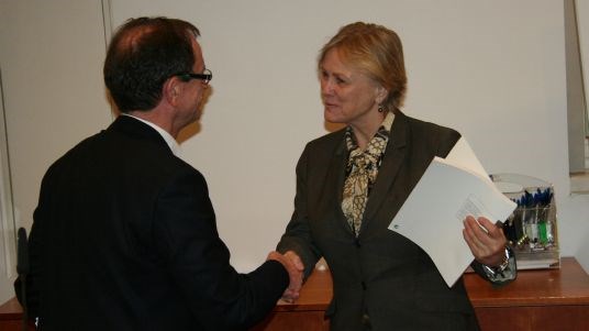 Fylkesmann Erling Lae overleverer Gravferdsavgiftsutvalget si utredning til kulturminister Thorhild Widvey 3. mars 2014.