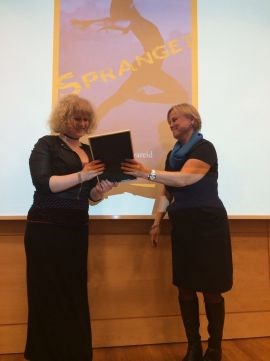 Heidi Sævareid mottar Debutantprisen fra kulturminister Thorhild Widvey. Kulturdepartementets priser for barne- og ungdomslitteratur utgitt i 2013.  