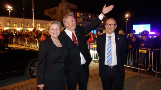 Kulturminister Thorhild Widvey, kultursjef Terje Halvorsen og rådmann Martin M. Kulild på vei inn i kulturhuset.
