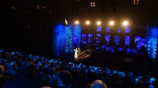 Bilde fra salen under åpningen av kulturhuset på Hamar. Programlederne Hilde Hummelvoll og Kåre Magnus Bergh er på scenen.