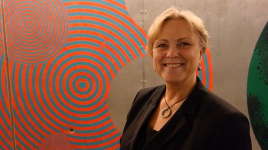 Kulturminister Thorhild Widvey foran sirkel av kunstner Nils Erik Gjerdevik.