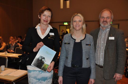 Landbruks- og matminister Sylvi Listhaug med Einar Frogner, styremedlem i Norges Bondelag, og Mali Romestrand, prosjektleder Velg Landbruk på sluttkonferansen for Velg Landbruk.