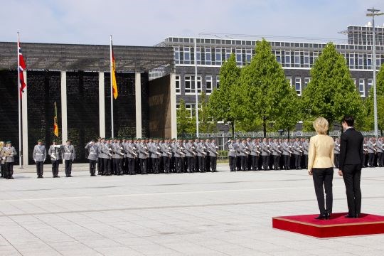 En æresgarde møtte forsvarsminister Ine Eriksen Søreide da hun kom til det tyske forsvarsdepartementet.