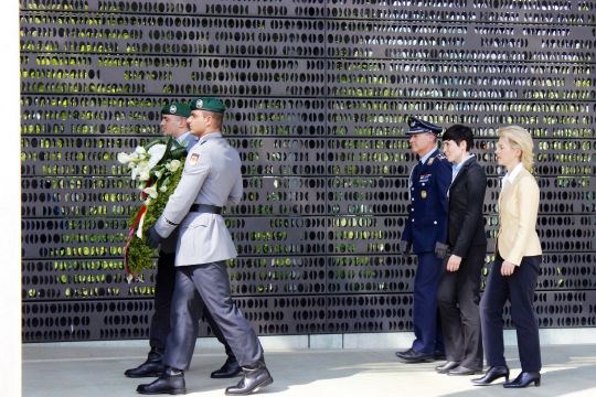 Besøket til Tyskland ble avsluttet med en kransenedleggelse til minne om falne soldater.