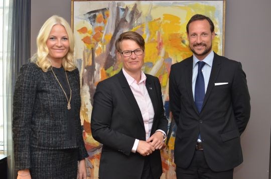 Klima- og miljøminister Tine Sundtoft var vertskap da Kronprinsparet var på fagseminar i Klima- og miljødepartementet (Foto: Camilla Pettersen, KLD)