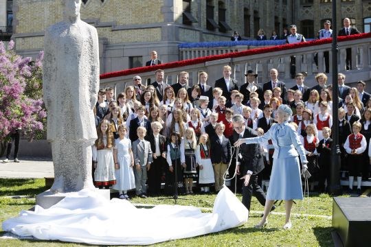 Dronning Margrethe avduker Christian Frederik-monumentet