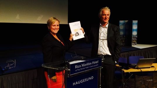 Kulturminister Thorhild Widvey og Jostein Ryssevik fra analyseselskapet ideas2evidence under innspillsseminar om film i Haugesund 18. august 2014.