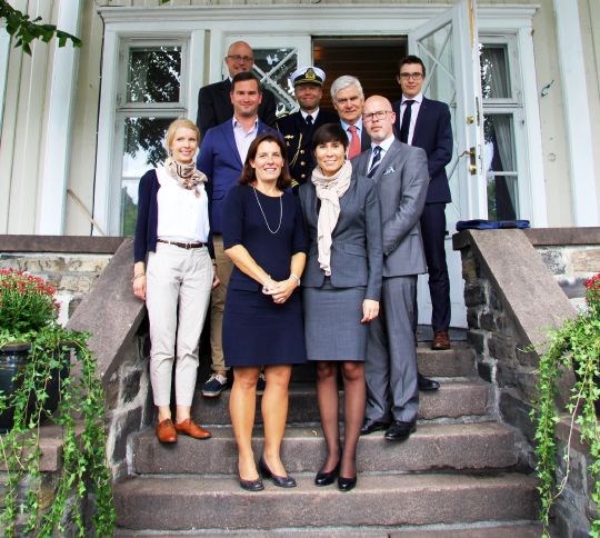 Den norske og svenske delegasjonen under møtet mellom forsvarsministrene