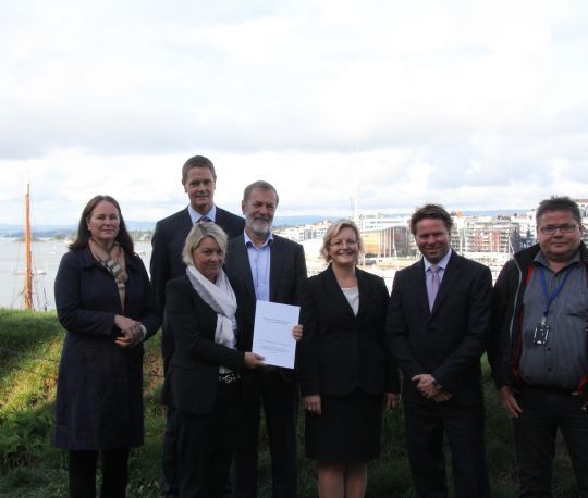 Næringsminister Monica Mæland fikk rapporten fra Fartsområdet.