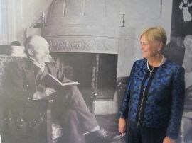 Thorhild Widvey foran et bilde av Arne Garborg 