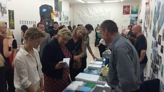 Statsministeren vises rundt på New York Art Book Fair av den norske koordinatoren for NY Art Book Fairs norske fokusrom, Randi Grov Berger. Foto: Zenia Chrysostomidis
