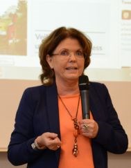 Fagdirektør Erna Øren i KMD presenterte den nye rettleiaren for utgreiing og prosess  