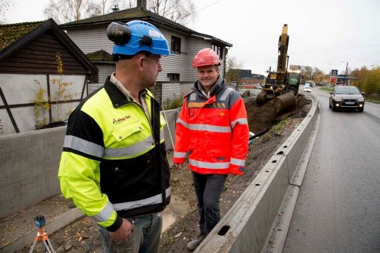 Byggeleder Jan-Erik Olstad i Statens vegvesen (t.h.) og anleggsleder Roy Løkken fra Anlegg Øst Entreprenør .