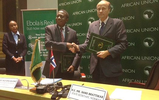 Statssekretær Hans Brattskar signerte i dag en avtale med AUs helsekommissær, Dr. Mustapha Kaloko, hvor Norge yter 17,5 millioner kroner til AUs bekjempelse av ebola.