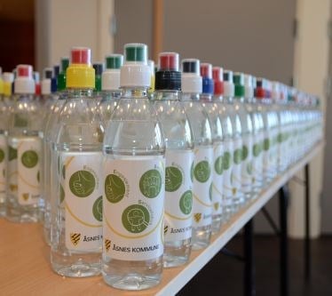 Flaskevann med kommunevåpenet til Åsnes kommune