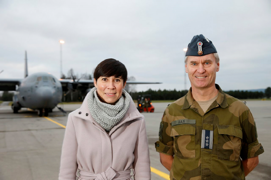 Forsvarsminister Ine Søreide Eriksen besøkte 135 luftving før flyet tok av mot Storbritannia og Vest-Afrika. Her møtte hun foruten mannsskapet på flyet også Oberst Torgeir Aas, sjef for 135 luftving.