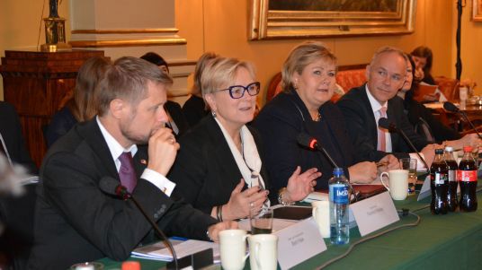 Ministerbordet med helse- og omsorgsminister Bent Høie, kulturminister Thorhild Widvey, statsminister Erna Solberg, kommunal- og moderniseringsminister Jan Tore Sanner og barne-, likestillings- og inkluderingsminister Solveig Horne 