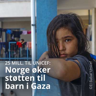 Unge jente på Gaza står i en boligblokk og ser i kameraet. 