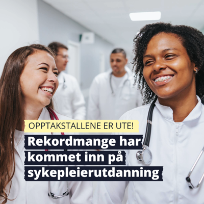 To sykepleierstudenter som smiler