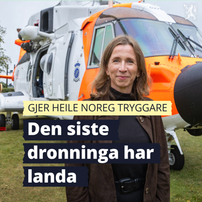 Justis- og beredskapsministeren står foran det nye redningsheliopteret