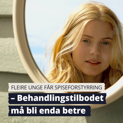 En ung kvinne med lyst hår ser inn i et speil. Det ser ut  som hun er ute og at speilet henger på en yttervegg.