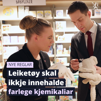 Mann og kvinne står i lekebutikk