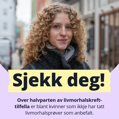 En kvinne med lyst, krøllet hår står ute og ser inn i kamera mens hun smiler svakt. Tekst på bilde: Sjekk deg! Over halvparten av livmorhalskreft- tilfella er blant kvinner som ikkje har tatt livmorhalsprøver som anbefalt.