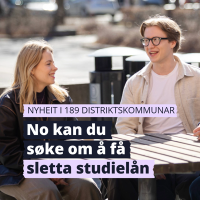 To studenter snakker med hverandre