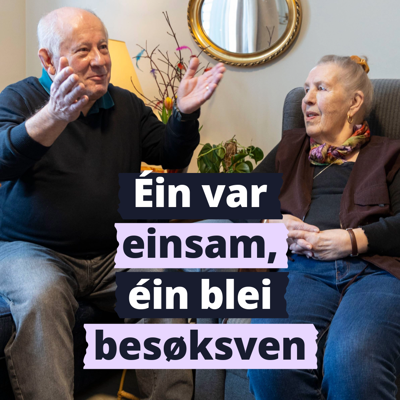 En eldre mann og en eldre dame sitter i hver sin lenestol eller sofa og prater med hverandre.
