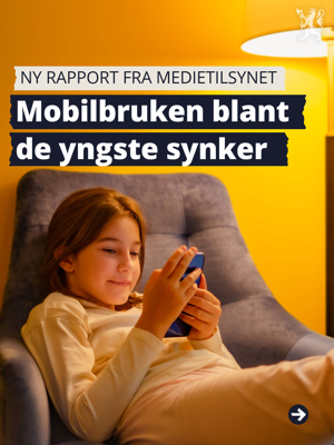 Jente som scroller på mobilen sin