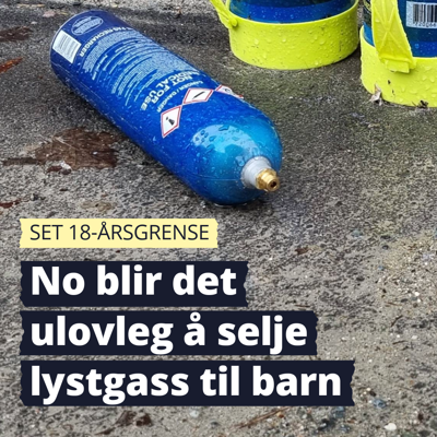 Gassflasker som ligger på bakken. Tekst på bildet: Set 18 årsgrense. No blir det ulovleg å selje lystgass til barn.
